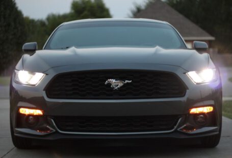 Mustang Auto - black Ford Mustang on gray pavement