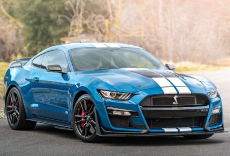 Mustang Auto - A Blue Ford Shelby GT500